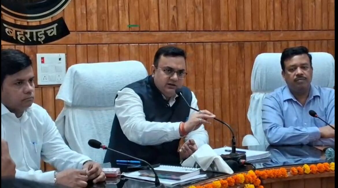 नवागत जिलाधिकारी अक्षय त्रिपाठी ने ग्रहण किया पदभार, मीडिया प्रतिनिधियों से की प्रेसवार्ता*